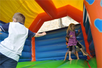 Enfants dans le château gonflable