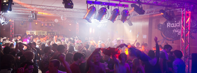 Ambiance surchauffée de la Room 1 en 2011